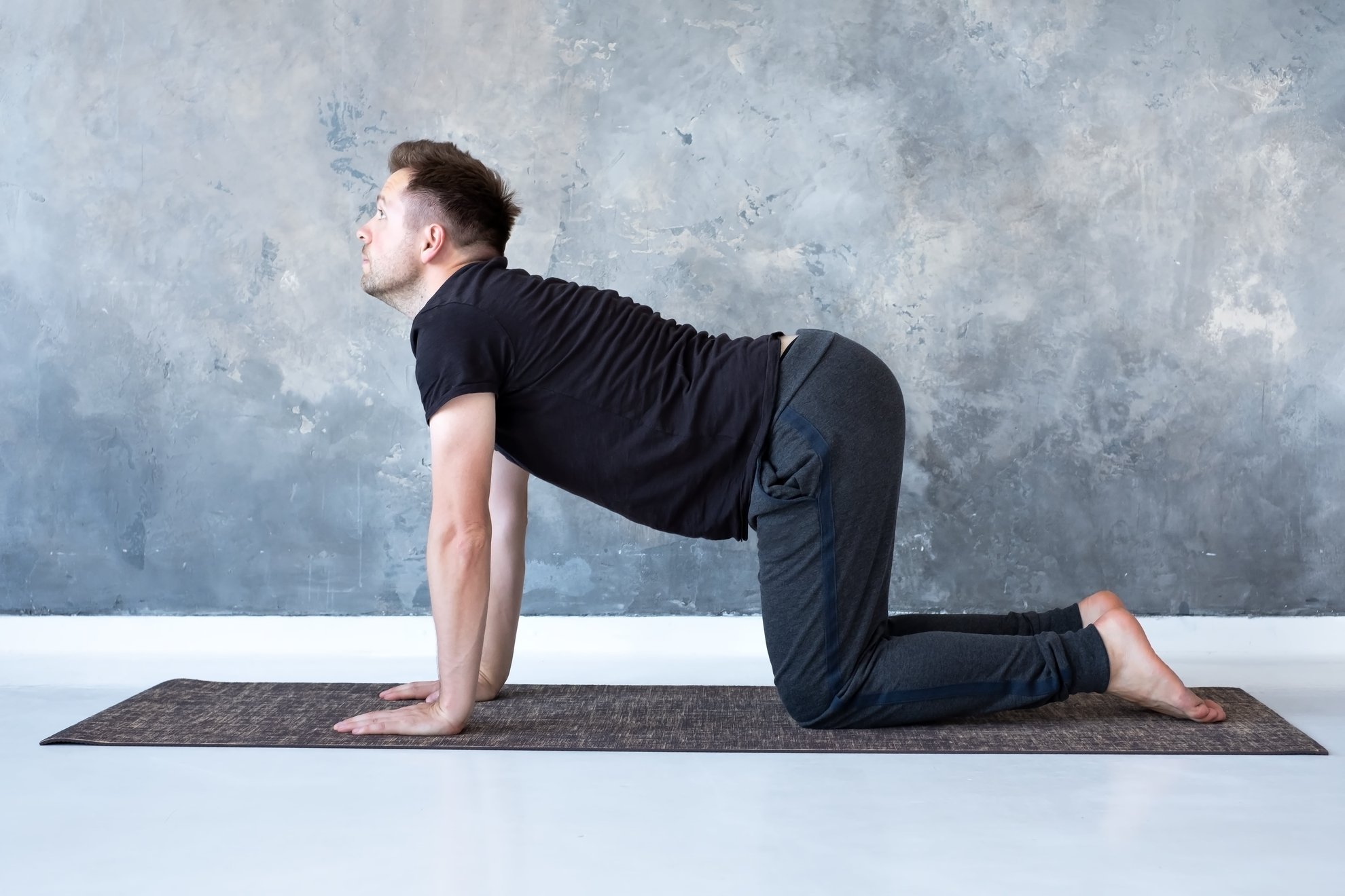 uomo che fa yoga per la cervicale nella posizione della mucca